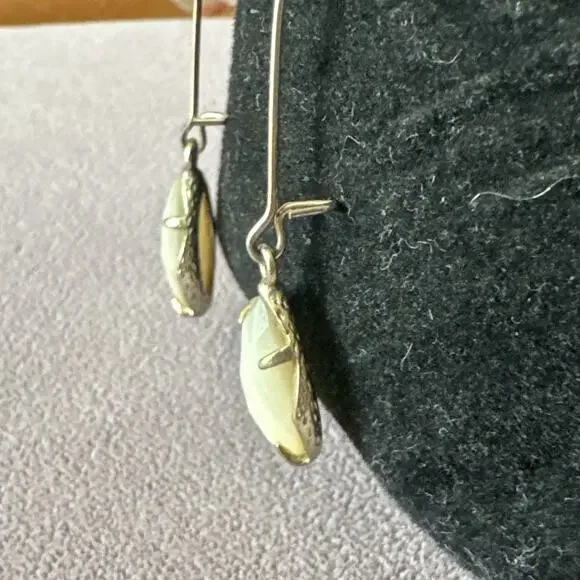 Kendra Scott Gold Tone Dee Drop Earrings In White Mother Of Pearl - Picture 5 of 8